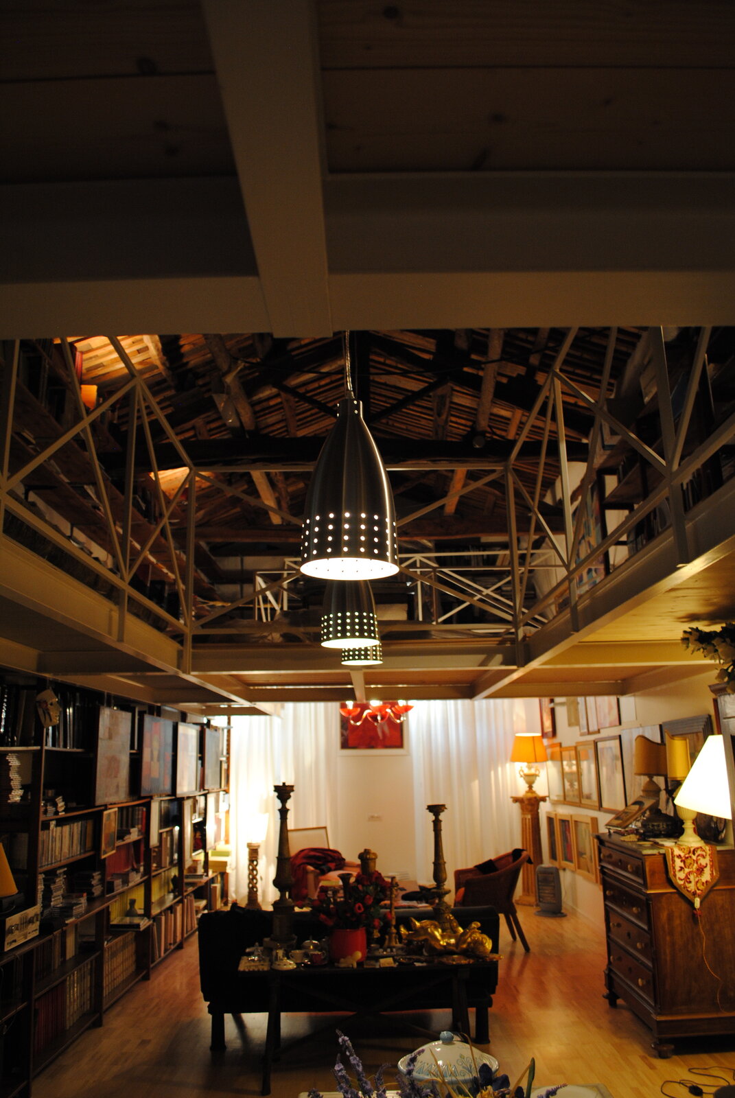 Casa studio — soppalco e capriate antiche